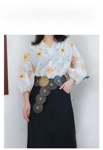 Détail d'une ceinture vintage avec clous métalliques et empiècements circulaires en cuir