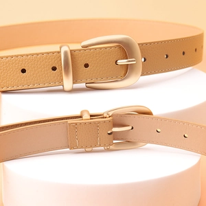 Ceinture élégante en cuir camel pour femme avec boucle ardillon dorée en studio chic