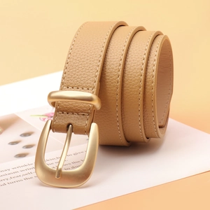 Ceinture en cuir beige à texture litchi avec boucle dorée mate sur fond orange vif