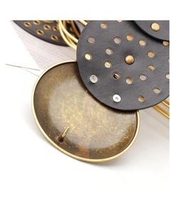 Gros plan sur ceinture en cuir noir avec rivets dorés vintage et boucle en métal brossé