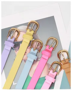 Détail de ceintures en cuir PU coloré avec boucles dorées en tons macaron variés