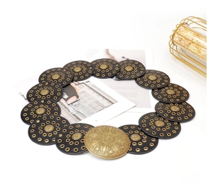 Détail de ceinture bohème avec boucle métallique à fleurs embossées et œillets dorés