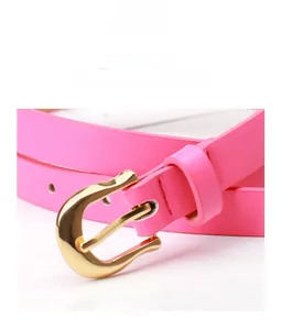 Vue détaillée d'une ceinture en cuir rose avec boucle en alliage doré poli en forme de U