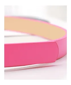 Détails de la ceinture en cuir PU rose vif montrant la texture fine et le dos contrasté
