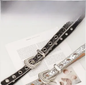 Vue détaillée de ceintures pailletées Y2K avec boucles en strass et œillets métalliques