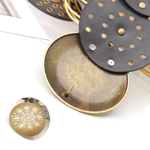 Ceinture vintage Y2K style western avec boucle sculptée en bronze antique et œillets métalliques