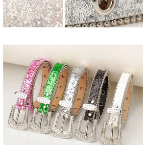 Vue détaillée de ceintures y2k à strass en cinq couleurs avec boucles de style western