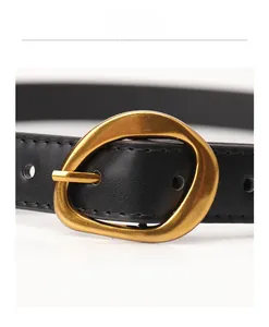Vue détaillée d'une boucle vintage dorée avec lanière en cuir noir pour femme