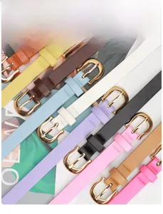 Vue à plat de ceintures colorées en similicuir pour femmes avec boucles dorées élégantes