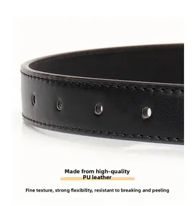 Gros plan sur la ceinture en cuir PU noir avec coutures nettes et trous ajustables