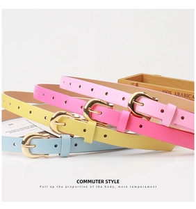 Détail de quatre ceintures en cuir PU multicolores avec boucles dorées pour femmes