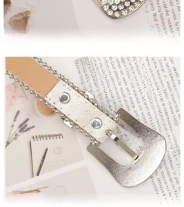 Détail macro de la ceinture Y2K en strass avec boucle en alliage et design étincelant