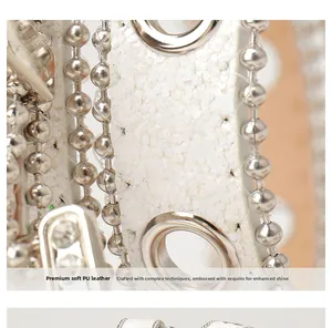 Détail macro d'une ceinture blanche en cuir PU avec œillets argentés et paillettes