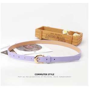 Détail d'une ceinture en cuir PU lavande avec boucle dorée élégante en forme de fer à cheval