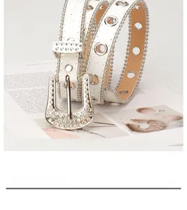 Vue détaillée d'une ceinture Y2K blanche avec strass étincelants et rivets argentés