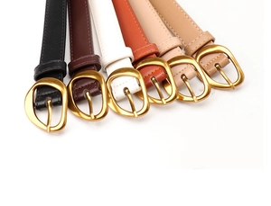 Vue détaillée de fines ceintures en cuir colorées avec boucles dorées ovales pour femme