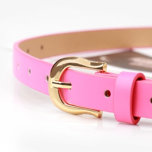 Ceinture fine rose pour femme en cuir PU avec boucle fer à cheval dorée sur fond blanc