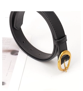 Détail macro de la ceinture en cuir noir de haute qualité avec boucle dorée ovale et couture