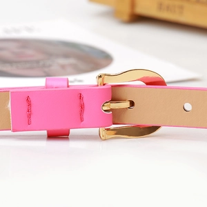 Ceinture fine en cuir PU rose pour femmes avec boucle ardillon dorée élégante