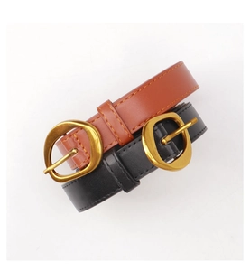 Détail de fines ceintures en cuir noir et marron avec boucles dorées ovales épurées