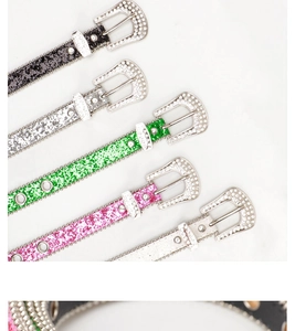 Détail de ceintures pailletées Y2K avec boucles strass en cinq couleurs vives