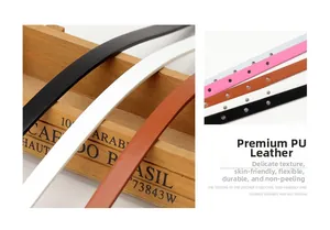 Dettaglio di cinture sottili in pelle PU multicolore con decorazione a fiocco