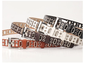 Dettaglio di cinture in pelle multicolore stile punk con grandi occhielli e fibbie in metallo