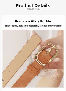 Gros plan sur la boucle en alliage doré et le cuir grainé orange-brun de la ceinture