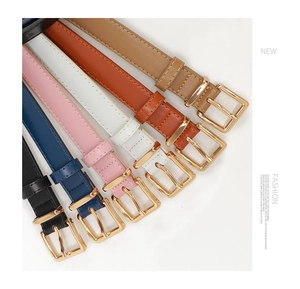 Détail de ceintures fines en cuir avec boucles carrées en alliage doré multicolore
