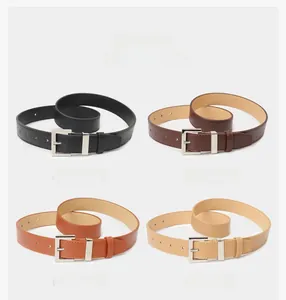 Detailansicht von Ledergürteln in Schwarz, Kaffee, Camel und Khaki mit Metallschnallen