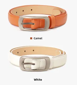 Vue détaillée de ceintures en similicuir camel et blanc avec boucles carrées argentées