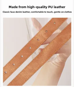 Gros plan sur ceinture en cuir PU marron avec texture denim et coutures fines