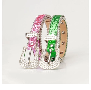 Gros plan de ceintures strass Y2K rose et vert avec paillettes et boucles fer à cheval