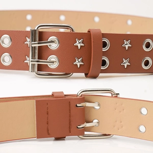 Cintura punk in pelle marrone con doppia fila di occhielli in metallo e borchie a stella