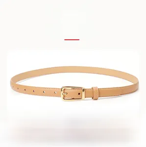 Détail d'une ceinture en cuir léopard avec boucle en alliage doré et fermeture à un trou
