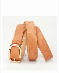 Détail d'une ceinture orange clair en similicuir denim avec boucle fer à cheval