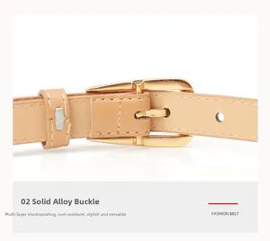 Détail de la ceinture marron clair avec boucle en alliage doré et placage multicouche