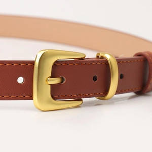 Cintura classica in pelle marrone da donna con fibbia dorata e texture martellata