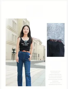 Gros plan d'une ceinture en cuir marron foncé avec boucle carrée argentée sur un jean