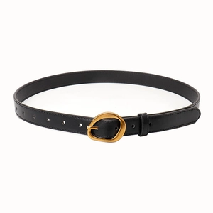 Ceinture femme vintage en cuir noir avec une boucle dorée irrégulière et fines coutures