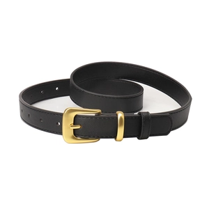 Cintura classica in pelle nera da donna con fibbia ad ardiglione oro opaco su sfondo bianco