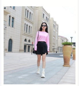 Haut rose à manches longues avec mini-jupe noire décontractée et ceinture assortie