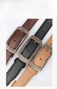 Détail de ceintures décontractées marron et noir avec boucle ardillon en métal mat