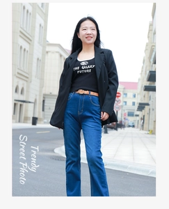 Ceinture en similicuir marron style denim avec jean taille haute et blazer noir