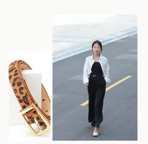 Détail d'une ceinture léopard avec boucle dorée et vue d'un modèle de style mode