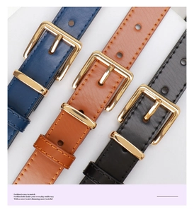 Trois ceintures fines en cuir bleu marine, tan et noir avec boucle carrée dorée