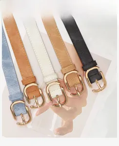 Détail de ceintures fines en similicuir denim en cinq couleurs avec boucles dorées