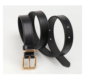 Détail de ceinture en cuir noir avec boucle dorée carrée et couture sur fond blanc
