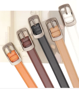 Vue détaillée de ceintures en cuir stylées en cinq couleurs avec boucles mates