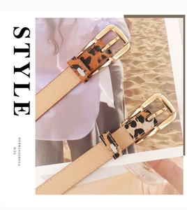 Détails d'imprimé léopard sur une ceinture fine pour femme avec boucle dorée chic